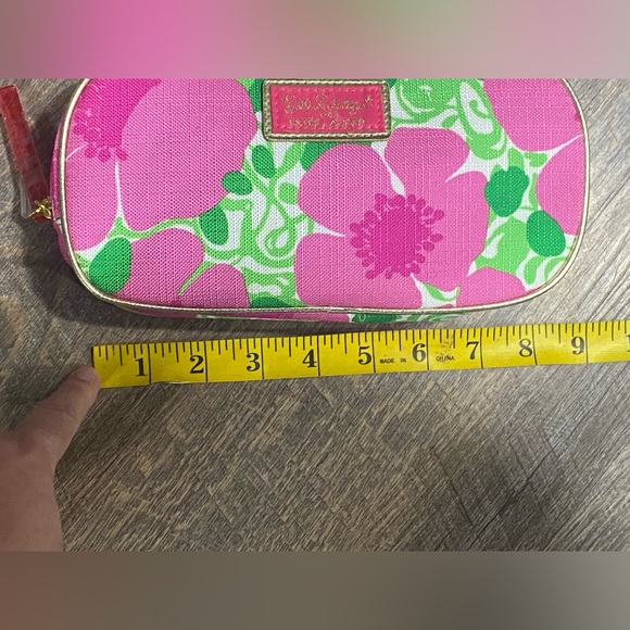 Lilly Pulitzer x Estee Lauder - created the perfect spring 2024 makeup bag - Picture 4 of 9